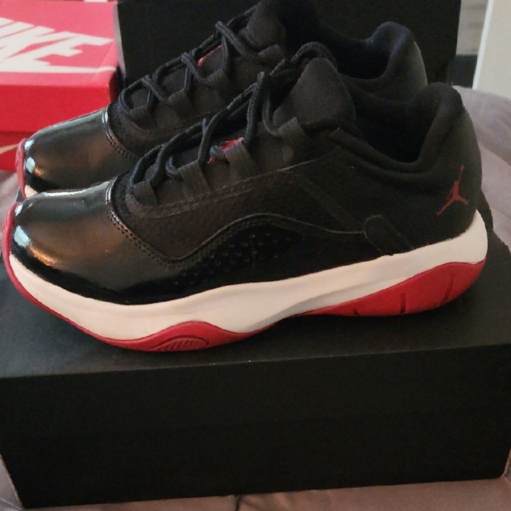 Nike Kids Sneakers Black and Red - Picture 7 of 8